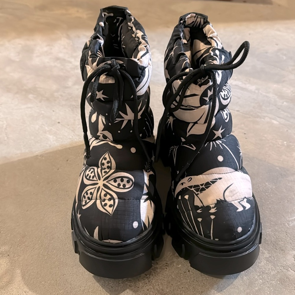 FARM RIO snow boots NWOT